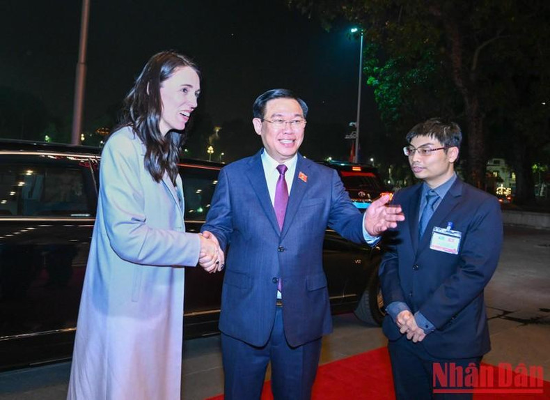 国会主席王廷惠亲切地与新西兰总理杰辛达·阿德恩握手。(维玲 摄) 国会主席王廷惠亲切地与新西兰总理杰辛达·阿德恩握手。(维玲 摄)