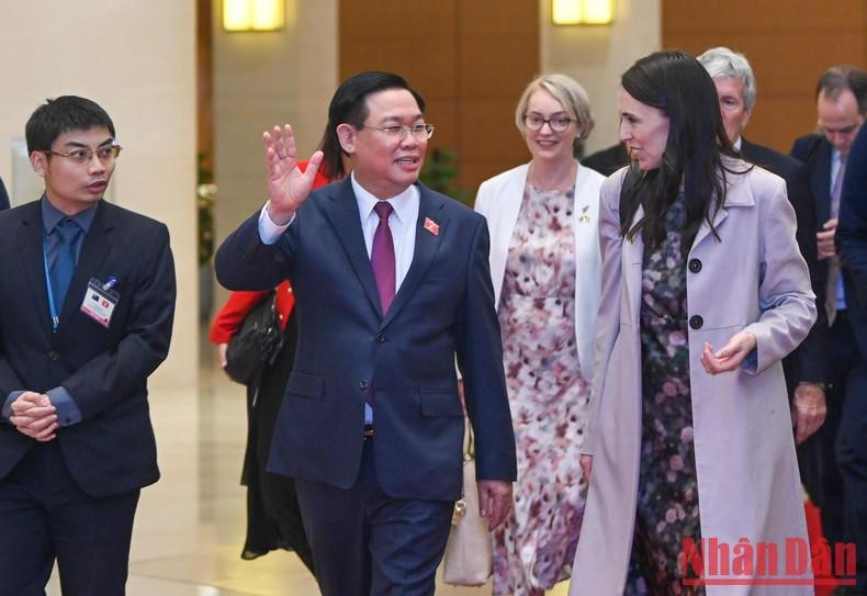 会见结束后国会主席王廷惠与新西兰总理杰辛达·阿德恩交谈。(维玲 摄) 会见结束后国会主席王廷惠与新西兰总理杰辛达·阿德恩交谈。(维玲 摄)