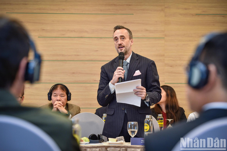 越南旅游咨询委员会（TAB）代表克里斯·法威尔（ Chris Farwell ）发言。（成达 摄）