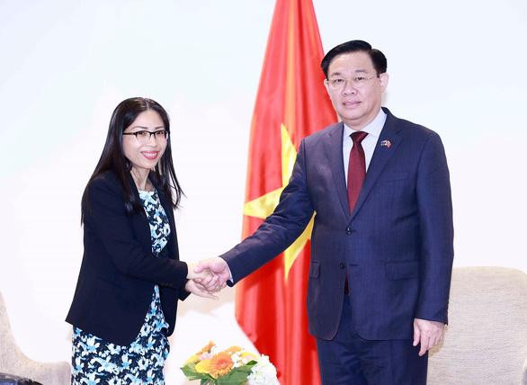 国会主席王廷惠会见VietTech New Zealand领导。 国会主席王廷惠会见VietTech New Zealand领导。
