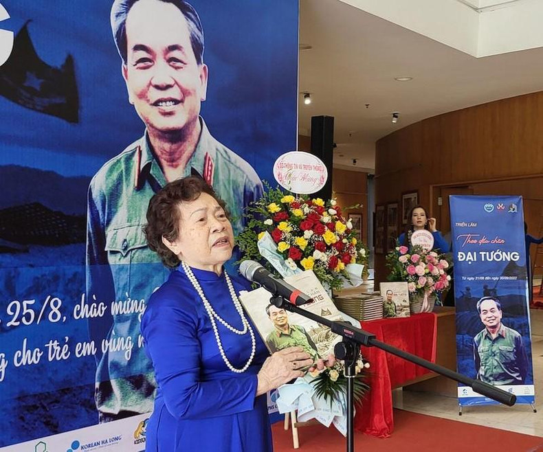 越南教师、诗人、记者阮氏美容在活动上发言。 越南教师、诗人、记者阮氏美容在活动上发言。