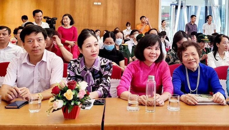 出席活动的各位代表。 出席活动的各位代表。