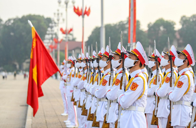 标兵队托枪敬礼。