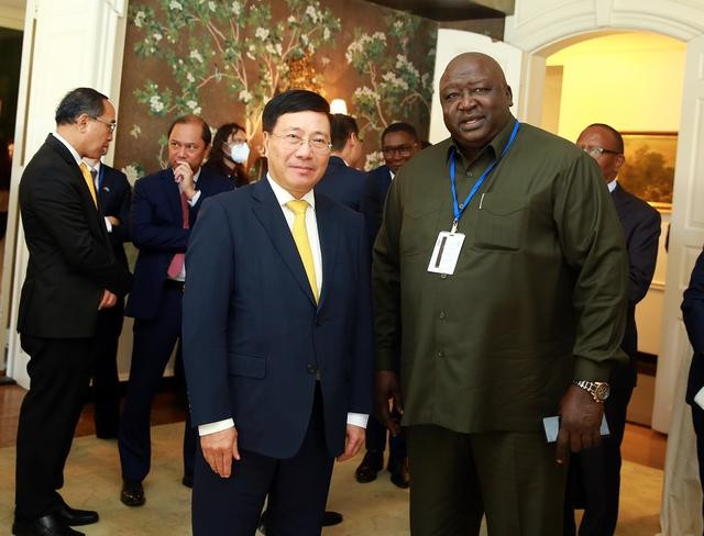 政府常务副总理范平明与乌干达外交部国务部长奥凯洛。(图片来源:VGP) 政府常务副总理范平明与乌干达外交部国务部长奥凯洛。(图片来源:VGP)