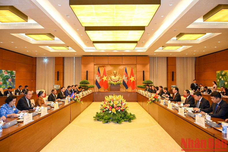 国会主席王廷惠与柬埔寨王国国会主席韩桑林举行会谈。 国会主席王廷惠与柬埔寨王国国会主席韩桑林举行会谈。