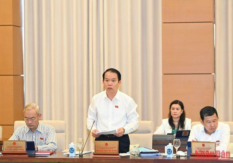 国会法律委员会主任黄青松在会上作报告。 国会法律委员会主任黄青松在会上作报告。