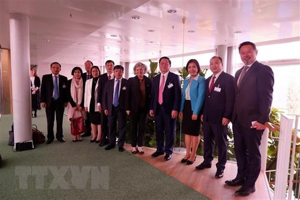 越共中央书记处书记、中央宣教部部长阮重义与世界知识产权组织副总干事、助理总干事一行合影。 越共中央书记处书记、中央宣教部部长阮重义与世界知识产权组织副总干事、助理总干事一行合影。