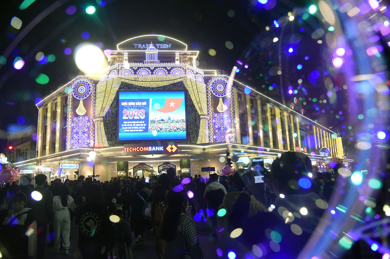 环剑湖空间在灯光下闪闪发光。（陈海 摄）