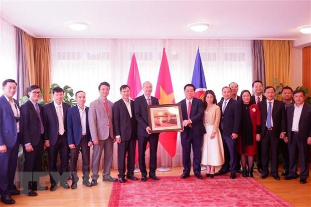 越共中央书记处书记、中央宣教部部长阮重义走访越南驻瑞士大使馆。 越共中央书记处书记、中央宣教部部长阮重义走访越南驻瑞士大使馆。