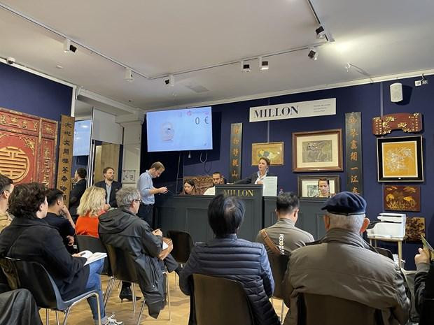 拍卖会场景。(图片来源:越通社) 拍卖会场景。(图片来源:越通社)