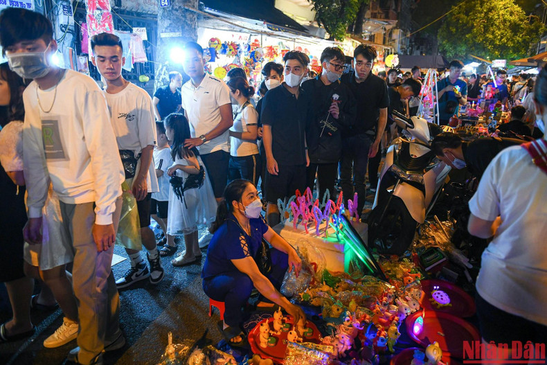 行马街小摊老板称，这些天来购买力低，人们来到这里主要目的是逛街和看东西，而不打算购买。