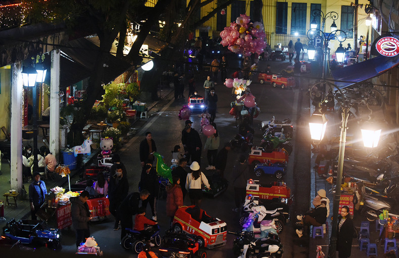 众多人民集聚在这里喜迎新年2023年的到来，气氛特别浓厚，使河内寒冷的冬天变得温暖。（陈海 摄）