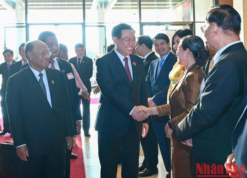 国会主席王廷惠和柬埔寨国会高级代表团成员。 国会主席王廷惠和柬埔寨国会高级代表团成员。