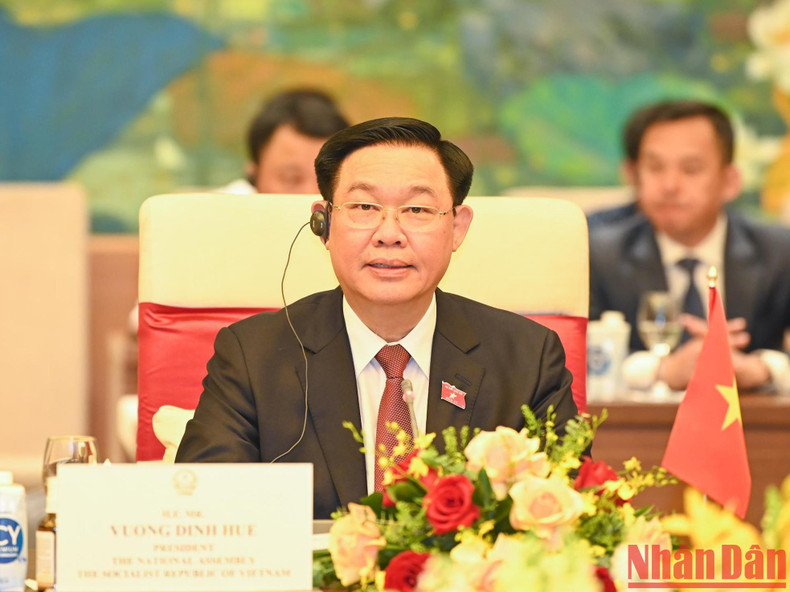 国会主席王廷惠在会上发言。 国会主席王廷惠在会上发言。