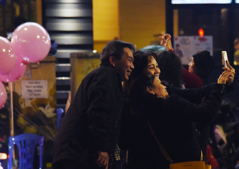 叔叔，阿姨们也开心的拍拍照，共同分享送旧迎新交接那一时刻。（陈海 摄）