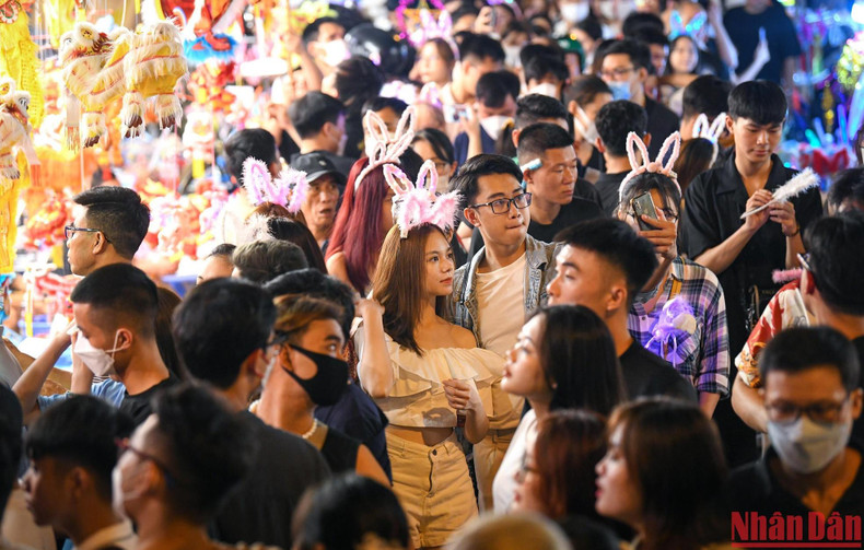 行马街人山人海。