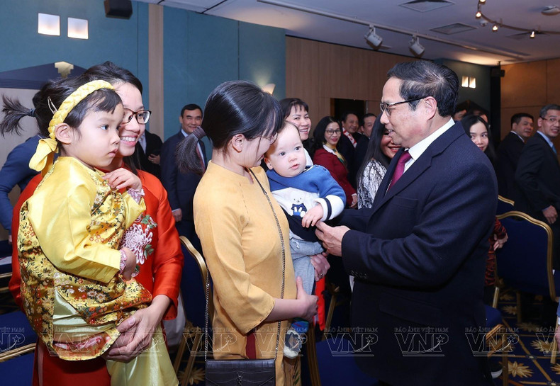 政府总理范明正会见旅居卢森堡越南人社群。（图片来源：越通社）