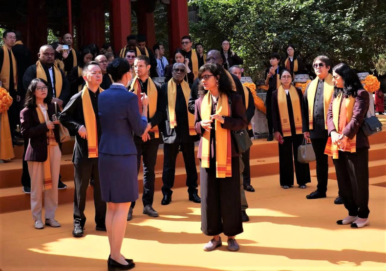 各国驻华使节和驻华记者在三孔景区参加文化活动。(杜微沙 摄) 各国驻华使节和驻华记者在三孔景区参加文化活动。(杜微沙 摄)