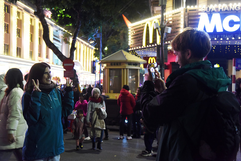 诸多国际游客也聚集在环剑湖周边迎新年。（陈海 摄）