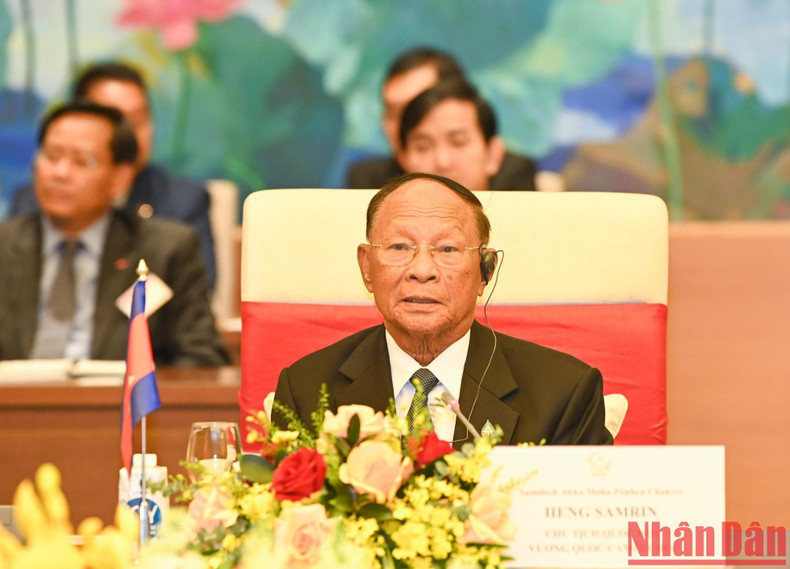 柬埔寨王国国会主席韩桑林发言。 柬埔寨王国国会主席韩桑林发言。