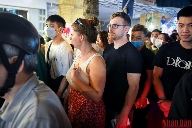 外国游客对越南人迎中秋氛围印象深刻。