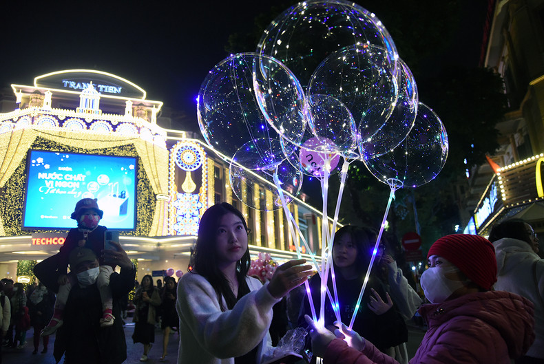不仅年轻朋友等待2023年到来。（陈海 摄）