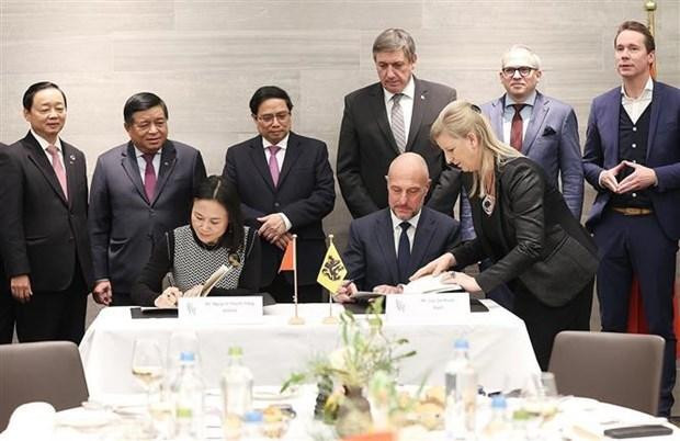 范明正总理与让·让邦先生见证越南Vinfast集团与比利时Facil合作意向书的签署。 范明正总理与让·让邦先生见证越南Vinfast集团与比利时Facil合作意向书的签署。