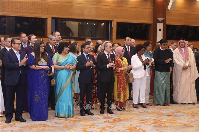 出席招待会的国际友人。