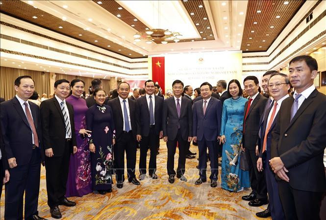 出席招待会的党和国家领导。 出席招待会的国际友人。