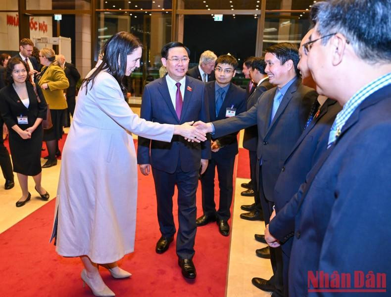 国会主席王廷惠向新西兰总理杰辛达·阿德恩介绍越南代表团成员。(维玲 摄) 国会主席王廷惠向新西兰总理杰辛达·阿德恩介绍越南代表团成员。(维玲 摄)