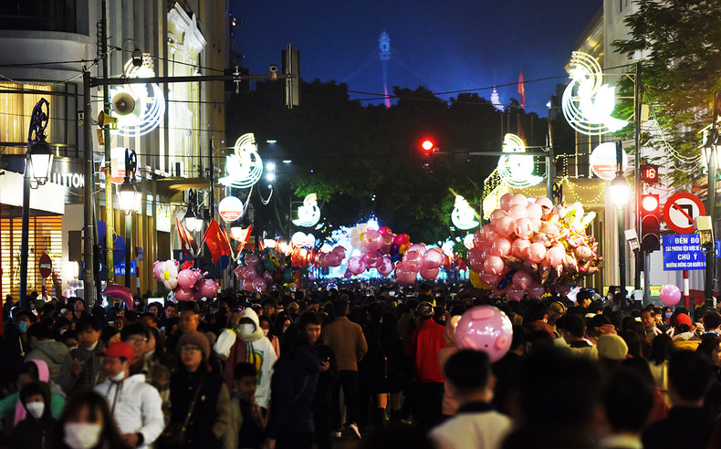 当天傍晚，众多人民集聚在环剑湖步行街空间。（陈海 摄）