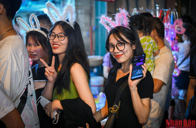 许多人称，尽管知道这些日子行马街人山人海的，但是他们还是喜欢来到这里喜迎中秋佳节。