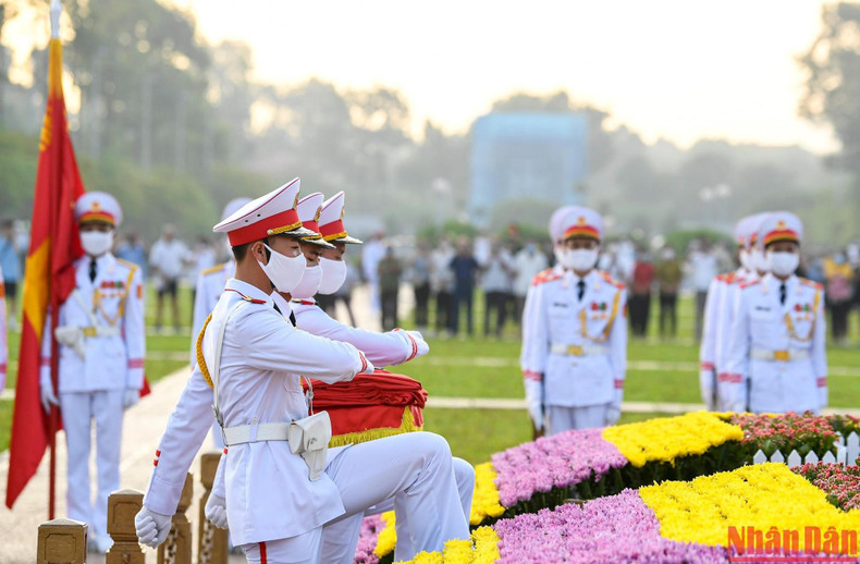 三名红旗战士庄严地走上讲台，准备进行正式仪式。