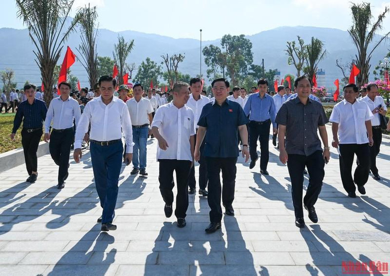 国会主席王廷惠和各位代表参观河内-义静啤酒厂。 国会主席王廷惠和各位代表参观河内-义静啤酒厂。