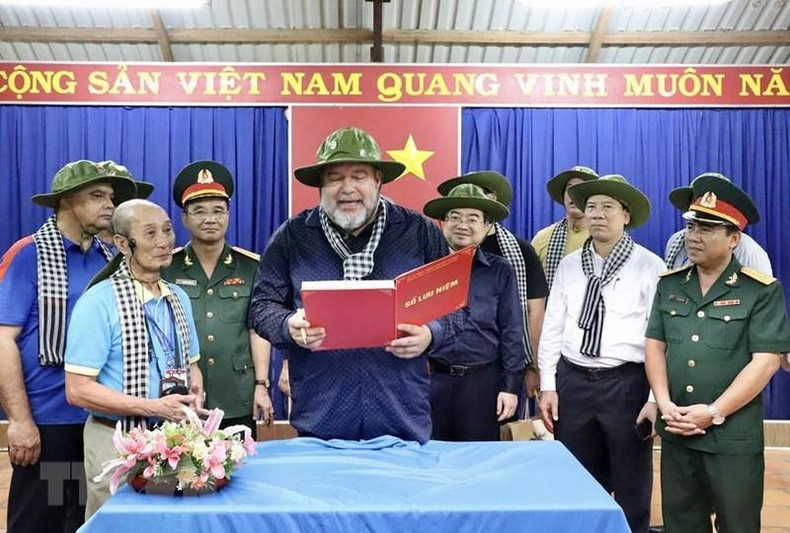 曼努埃尔•马雷罗•克鲁斯总理一行参观古芝地道遗迹区。