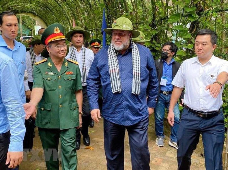 曼努埃尔•马雷罗•克鲁斯总理一行参观古芝地道遗迹区。