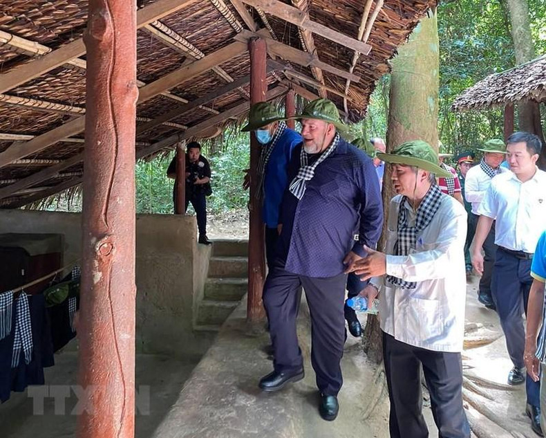 曼努埃尔•马雷罗•克鲁斯总理一行参观古芝地道遗迹区。