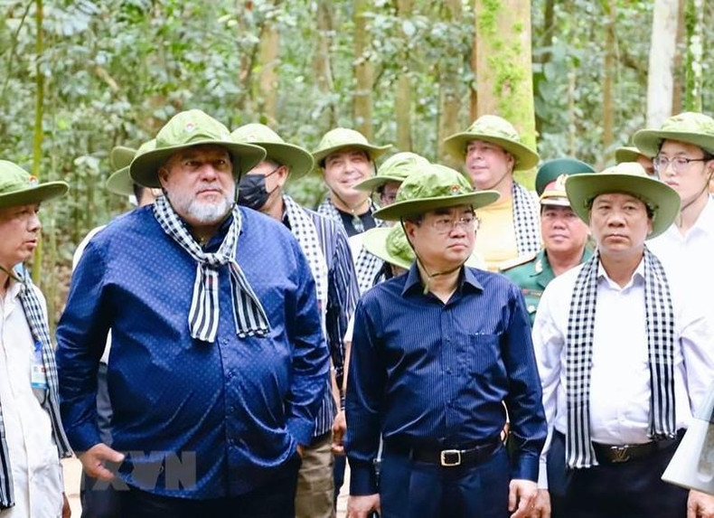 曼努埃尔•马雷罗•克鲁斯总理一行参观古芝地道遗迹区。