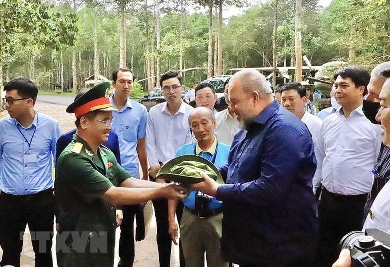 曼努埃尔•马雷罗•克鲁斯总理从越方代表接受纪念品。