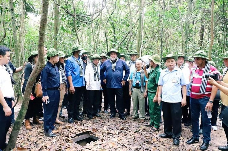 曼努埃尔•马雷罗•克鲁斯总理一行参观古芝地道遗迹区。