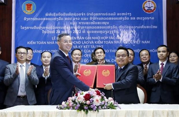 越南国家审计署审计长吴文俊与老挝国家审计署审计长翁塔维森·特帕争签署双方合作谅解备忘录。 越南国家审计署审计长吴文俊与老挝国家审计署审计长翁塔维森·特帕争签署双方合作谅解备忘录。