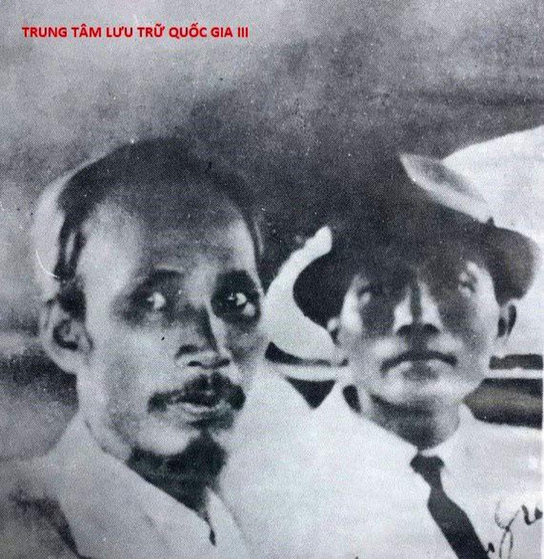 1945年9月2日,在独立日,胡志明主席和武元甲同志坐在汽车上。(武安宁 摄。属于艾莉森·托马斯的所有权-三号国家档案中心搜集)