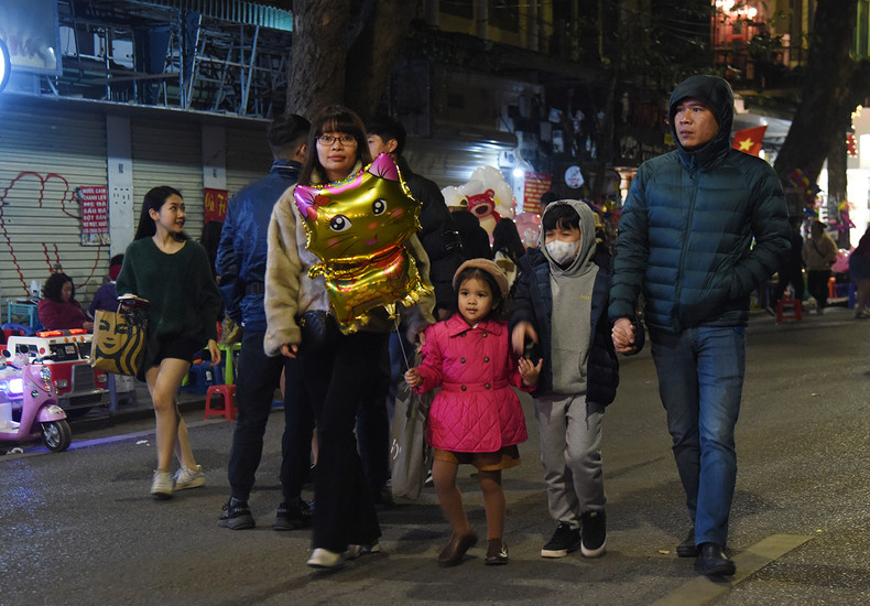 许多年轻父母带着孩子逛街。（陈海 摄）