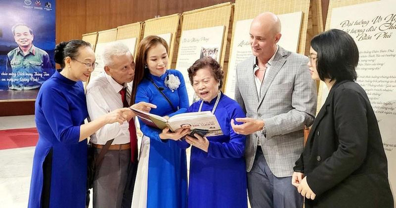 越南教师、诗人、记者阮氏美容介绍其的《沿着武元甲大将足迹》一书。 越南教师、诗人、记者阮氏美容介绍其的《沿着武元甲大将足迹》一书。