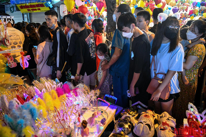 夜幕降临，人潮涌动。