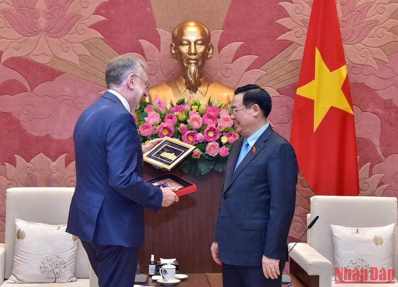 越南国会主席王廷惠向欧洲议会国际贸易委员会主席兰格赠送纪念品。(维玲 摄) 越南国会主席王廷惠向欧洲议会国际贸易委员会主席兰格赠送纪念品。(维玲 摄)