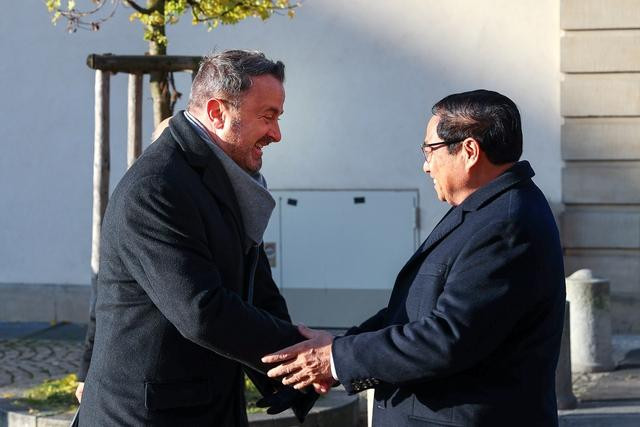 范明正总理与格扎维埃·贝泰尔首相亲切地握手。(图片来源:VGP) 范明正总理与格扎维埃·贝泰尔首相亲切地握手。(图片来源:VGP)