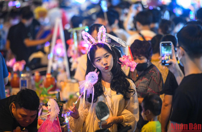 青年朋友来到马行街只是拍个照就满足了。