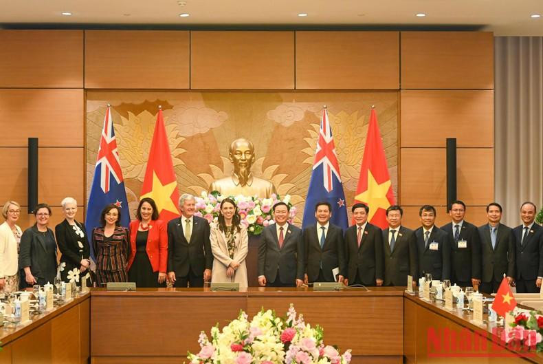 双方代表团合影留念。(维玲 摄) 双方代表团合影留念。(维玲 摄)