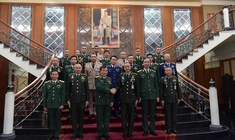 出席第四次越南—泰国国防政策对话的代表合影。 出席第四次越南—泰国国防政策对话的代表合影。
